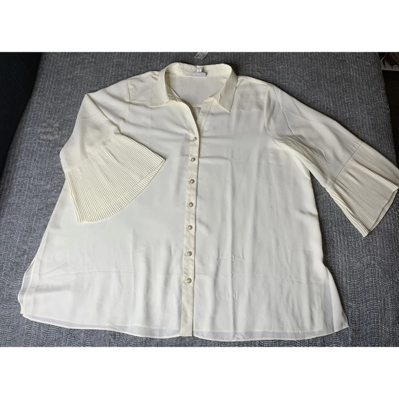 3/$30 NWT Avenue Size
22/24 Button Up Blouse 3/4
Pleated Kimono Style Sleeve - Picture 7 of 16